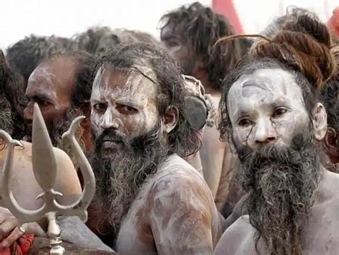 在不缺食物的条件下,印度食尸族仍然会从恒河河面上打捞尸体,供整个