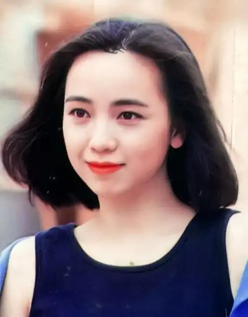 邓萃雯19岁出道被称天之娇女 自认不够圆滑只能像"牛"一样努力