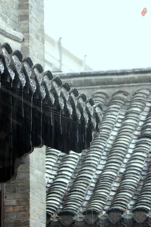 最美不是下雨天,而是和你一起躲过雨的屋檐