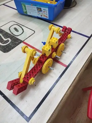 启迪乐高学员:方子涵的作品《螃蟹》