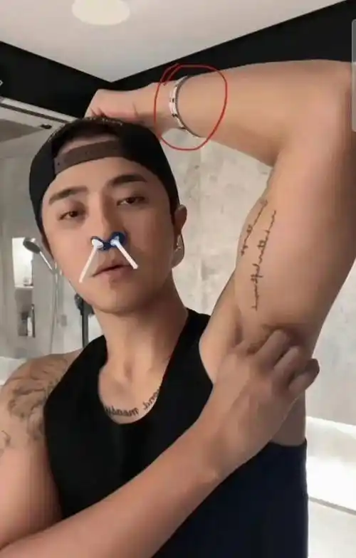 曝小哥周扬青疑复合,男方刮腋毛上热搜,意外暴露女方同款手镯_视频