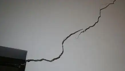 如裂缝出现于受弯构件下列部位:受压区,斜截面,冲切面等,以及后张