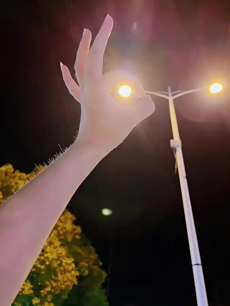 美好的夜晚,一个人散散步,散散心,星光不问赶路人,岁月不服有 - 抖音