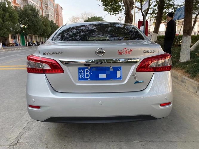 轿车 来源:个人 颜色:银灰色 变速箱:手动              13年日产轩逸