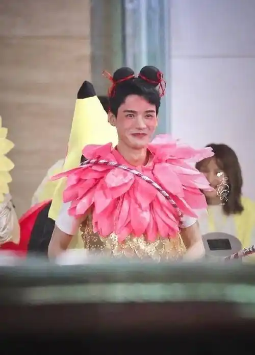 龚俊参加快本cos哪吒,造型雷人秒破高冷范_高冷男_莲花_颜大