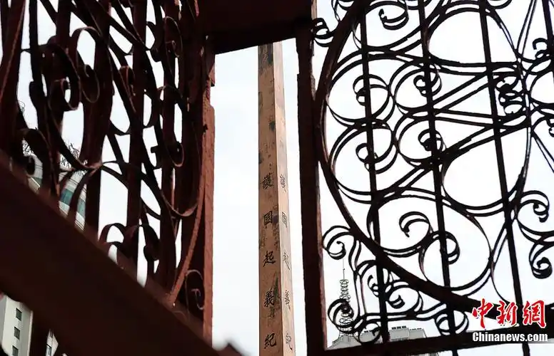 1915年冬,袁世凯称帝,遭到全国的一致反对.