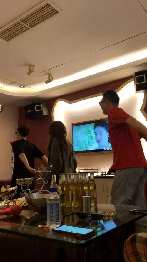 千万不要和一群跳街舞的人来ktv,明明是来唱歌放松的,结果这整的比