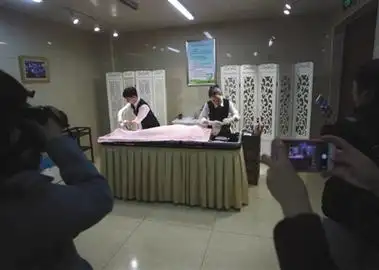 23日,八宝山殡仪馆开放日上,工作人员正在展示遗体整容沐浴.