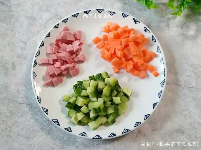 做法:香肠,胡萝卜,黄瓜,都切成丁.