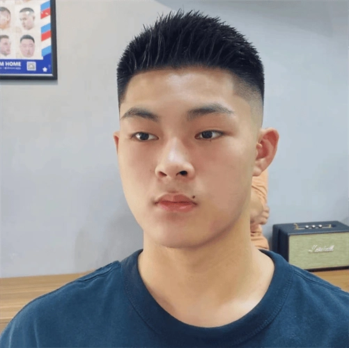 前刺短发飞机头,只需要把头发吹干用一点点,发泥,随意抓一下即可.