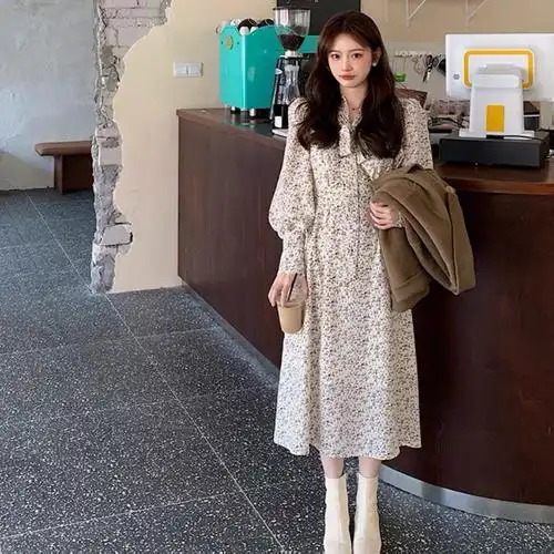 早秋款2021年新款大码女装长袖碎花白色连衣裙子潮薄显瘦穿搭夏季