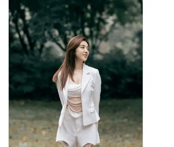 王晓晨穿白色西装珍珠抹胸露面,气质撩人又惊艳