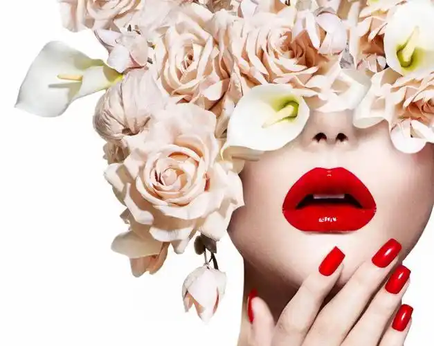 红唇美女拿着香槟