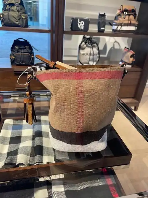 巴宝莉burberry经典格纹帆布水桶包