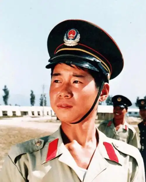 三十四年前阅兵武警方队训练照片手持钢枪头顶砖块练军姿