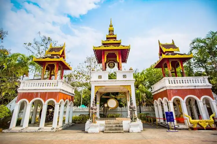 西双版纳大金塔寺,有1300多年历史,环境清幽,是景洪市的总佛寺