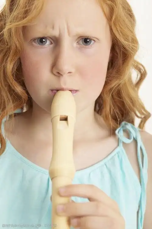 吹笛的外国小女孩图片
