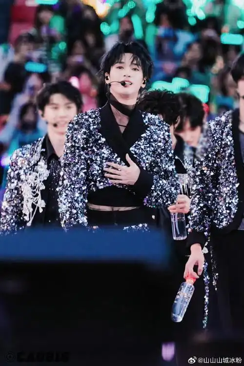 也证明了身高没有虚报地铁的门有多高呢    #严浩翔进地铁要弯腰