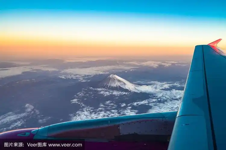从一架飞机的窗口看日出的云层,顶观云海般的天空背景,鸟瞰背景,山梨