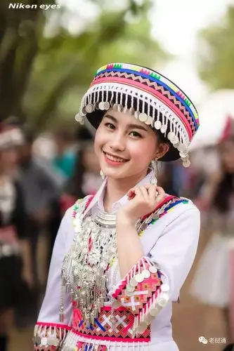 老挝苗族过苗年,摄影师镜头下的苗族女孩笑的真美|三苗视频