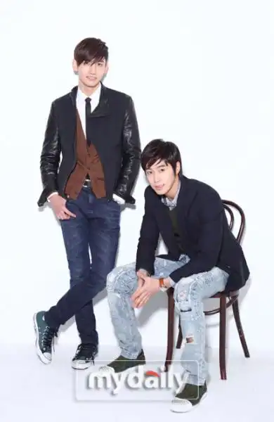 图文:二人组东方神起复出受访--依旧帅气有型