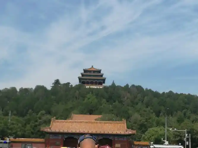 从神武门出来,抬头可见景山公园的万春亭.