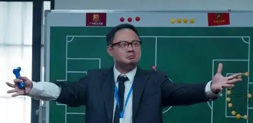 扮演足球教练的额演员交魏翔,他当过兵而且还立过三等功.