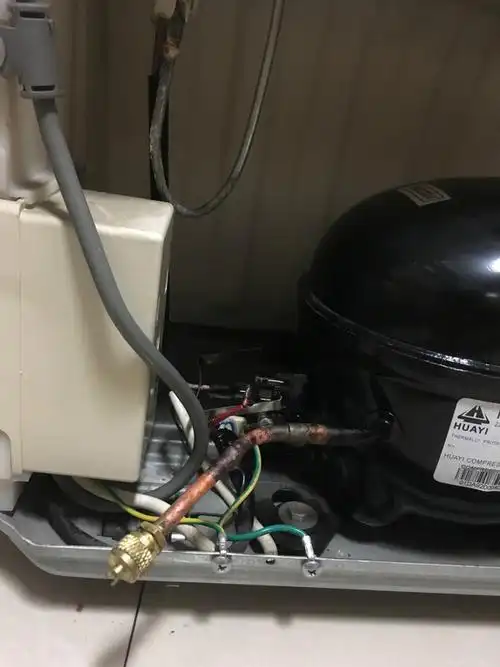 中心没修好泄露不说而且还拆走了压缩机的热保护器,电线接头裸露在外