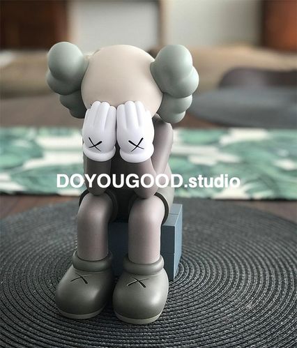 mandkaws公仔海港城手办kwas潮流摆件潮牌模玩潮玩玩具坐姿捂脸