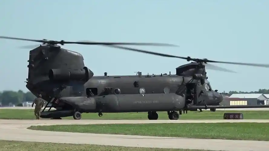 ch-47"支奴干"直升机飞行表演"