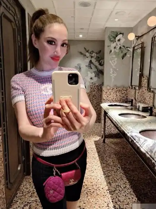 名媛薛芷伦晒今昔照,天生"蛇精脸"从小就凸显,毫无整容痕迹