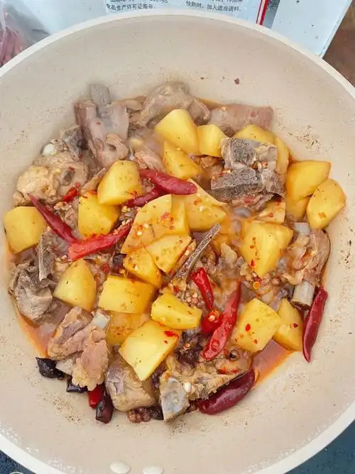 给女朋友做饭的第六天红烧排骨炖土豆