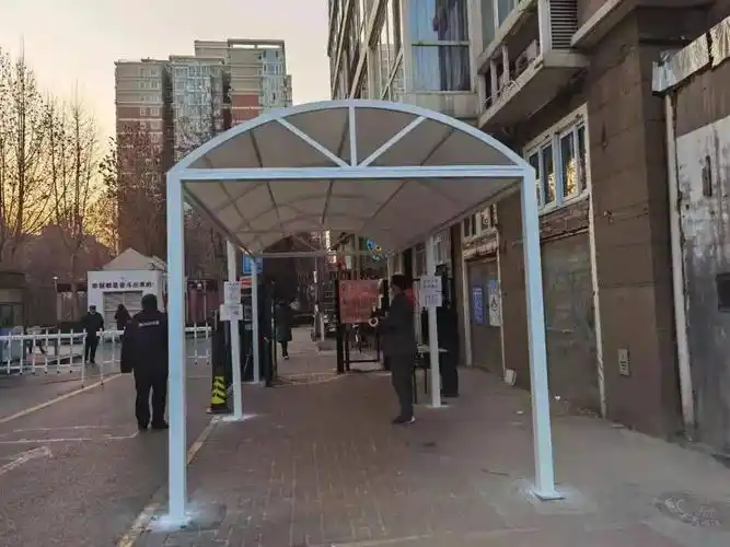 防控疫情设在社区出入口的防疫通道是居民健康安全出行的绿色通道