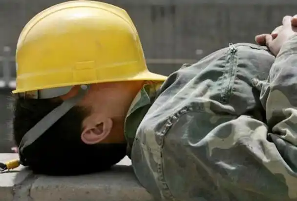 他们为了生计,在城市中奔波劳累,每天早出晚归,朝九晚五的工作时间