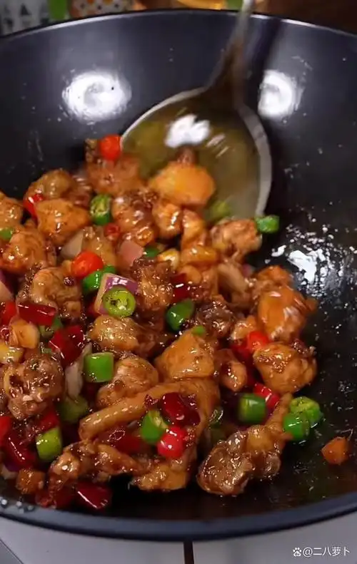 香辣干锅鸡的做法·农家干锅鸡的家常做法