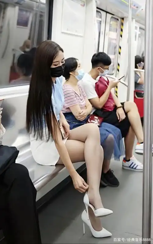 穿肉色丝袜短裙坐地铁的漂亮小姐姐