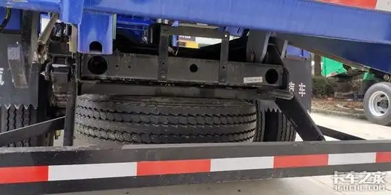 自卸车行驶路况,接近角离去角一定要大,所以,车身高度高,前后保险杠离