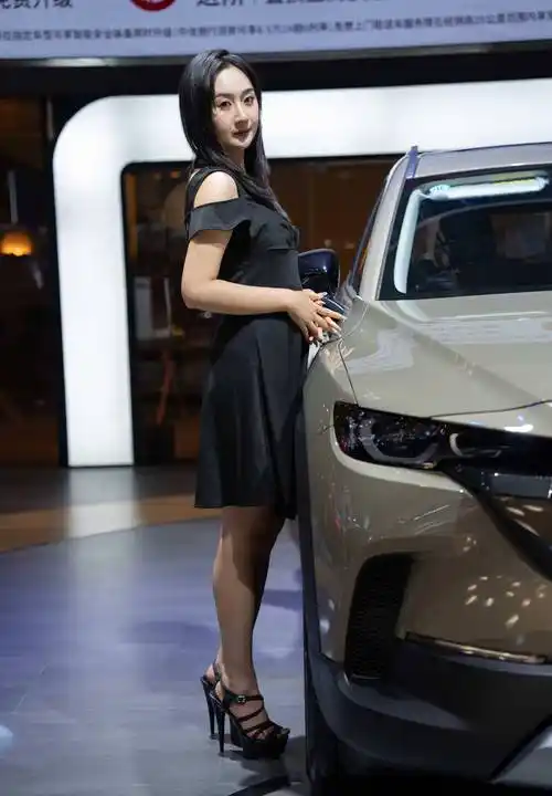 2023昆明国际车展,模特身材好棒,身穿黑色礼服性感又迷人!