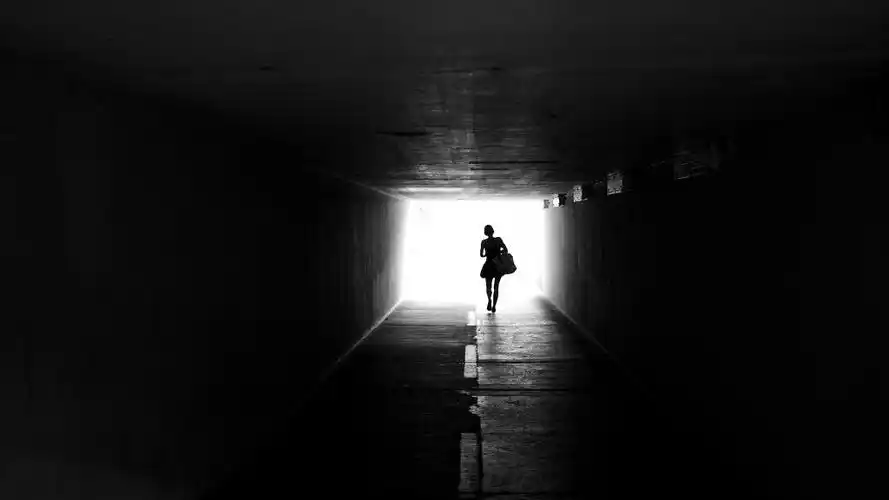 孤独一个人伤感背影欧美女生