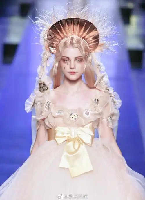 jessica stam in jean paul gaultier s/s 2007 | 流泪的玛格莉娜圣母