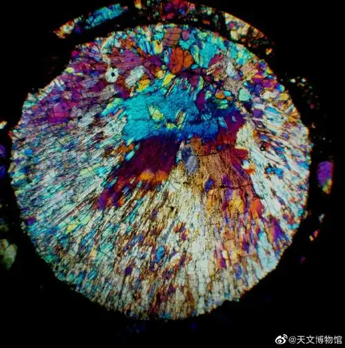 放大一块陨石#之前磨的一片普通球粒陨石l l3型薄片,在偏光显微镜侣