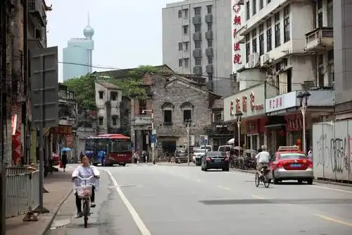 街头巷尾居住的老街坊和仅剩的部分老字号中,找到佛山老城区的烟火气