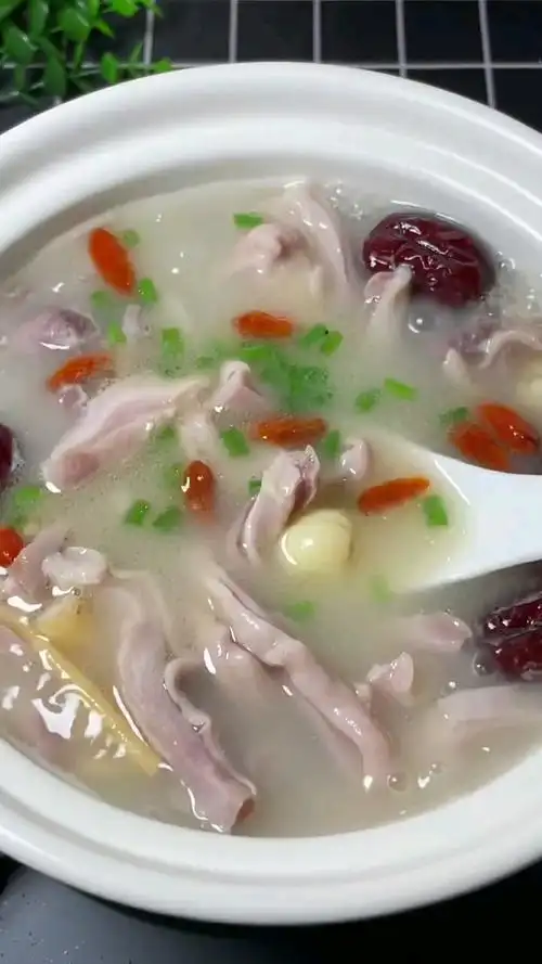 猪肚很多人都觉得猪肚汤做起来很复杂跟我这样做试试滋补养颜好喝到停