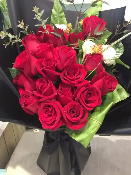 情人节玫瑰花价格飞涨,动辄几百元,女网友表示不如送红包