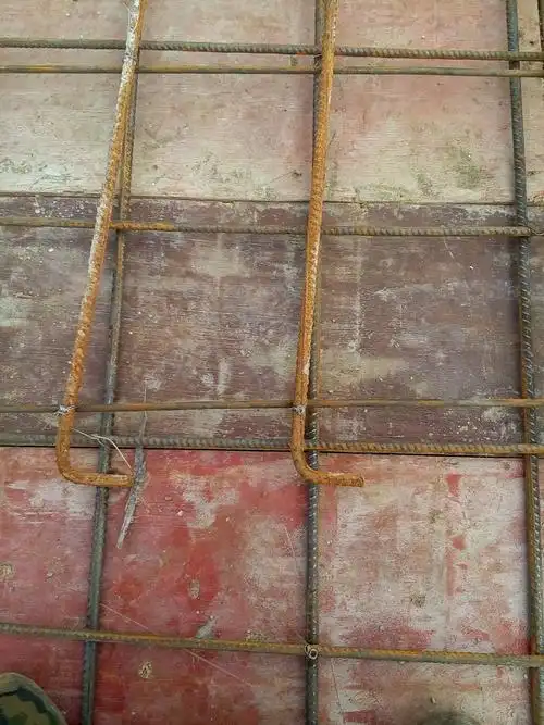 负弯矩钢筋(楼板),下面的的钢筋叫什么,横在一排负筋的下面,有扎丝和