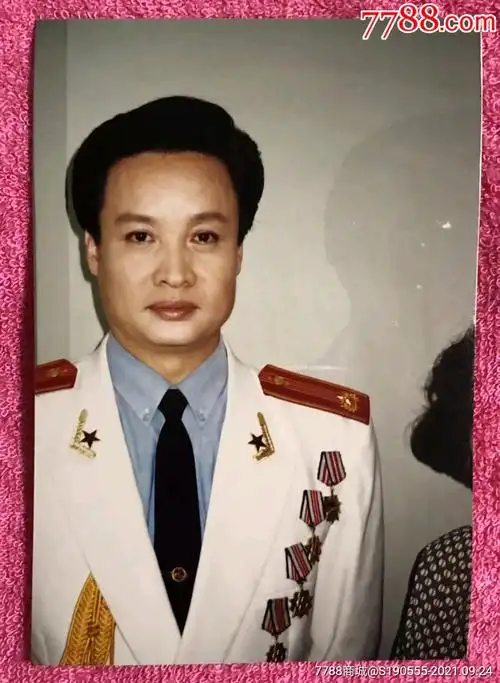 男高音歌唱家阎维文军装徽章照原版老照片一枚