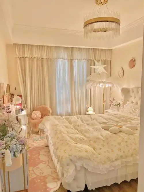 浅杏色的窗帘不仅能让房间显大,而且唯美又充满仙气;精致的灯饰和小