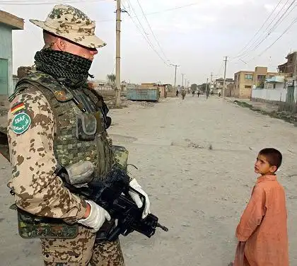 德军枪顶阿富汗少年拍照取乐点击此处查看全部军事图片中新网巴黎11月