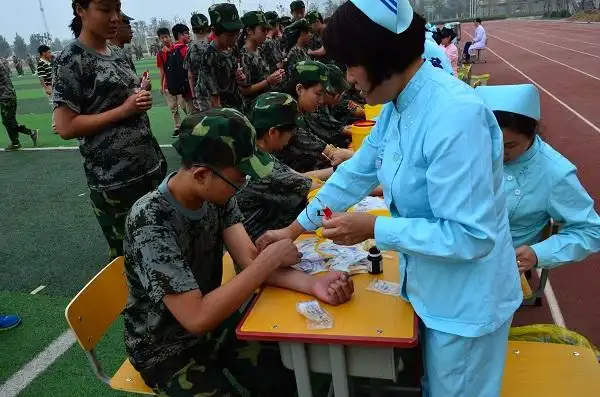 以生为本助推学生健康成长郑州市实验高中新生军训体检掠影