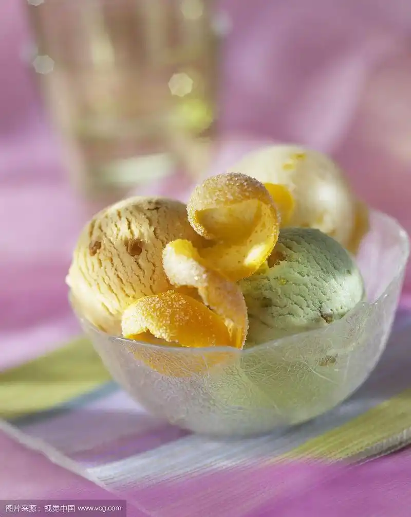 小碗带橘皮的开心果冰淇淋